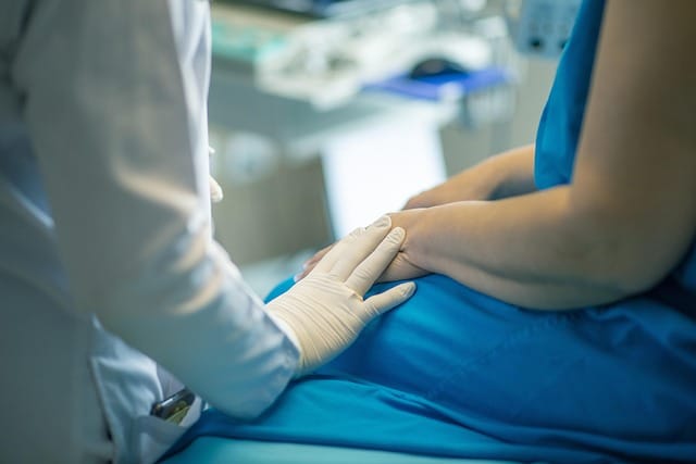  A Doctor discuss the problem of her lady   patient 